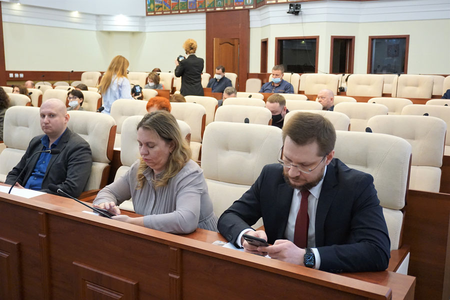 Денис Водопьянов представил депутатам Курской областной Думы ежегодный доклад о своей деятельности
