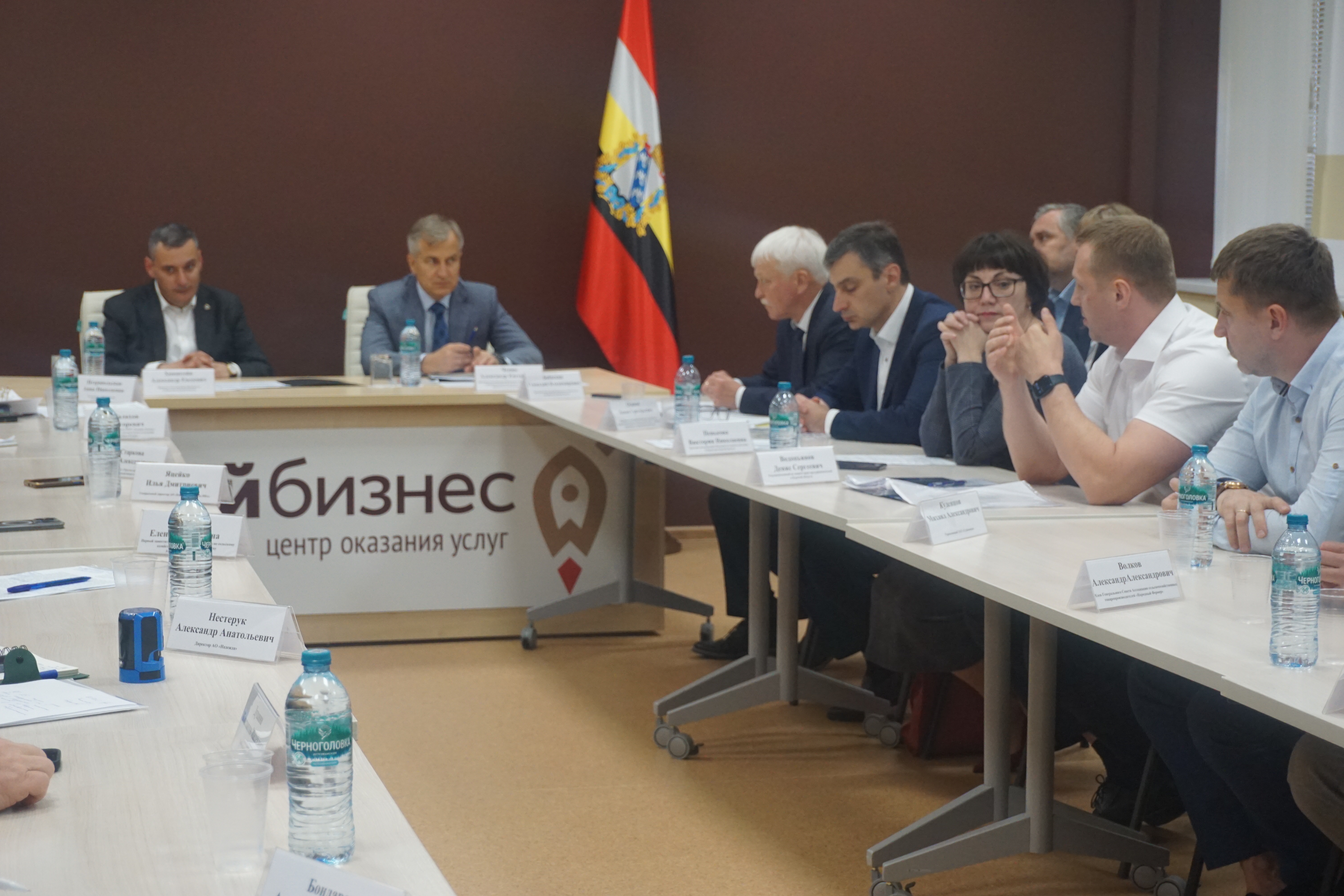 На встрече с врио губернатора Курской области Александром Хинштейном обсудили меры поддержки пострадавших предпринимателей.