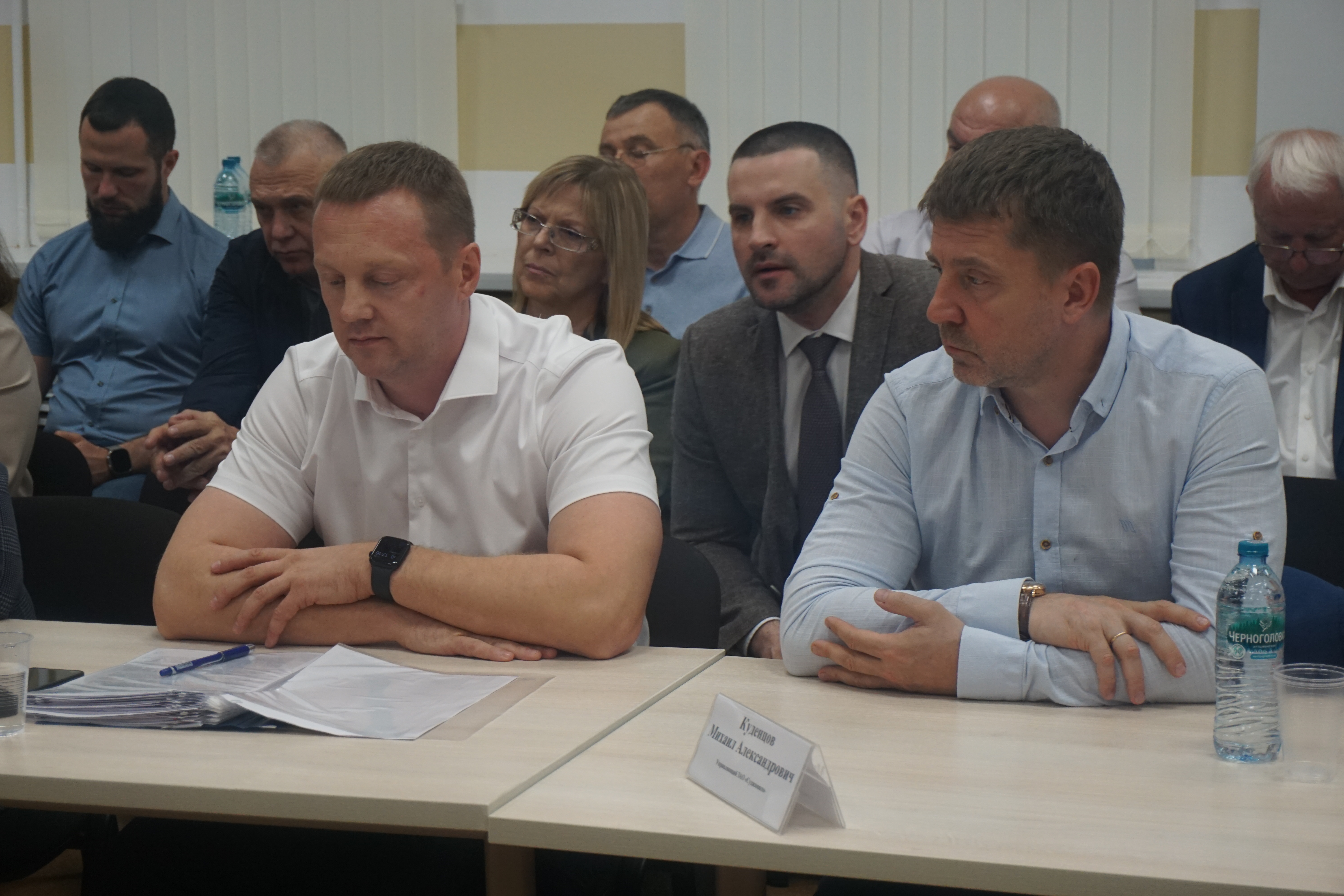 На встрече с врио губернатора Курской области Александром Хинштейном обсудили меры поддержки пострадавших предпринимателей.