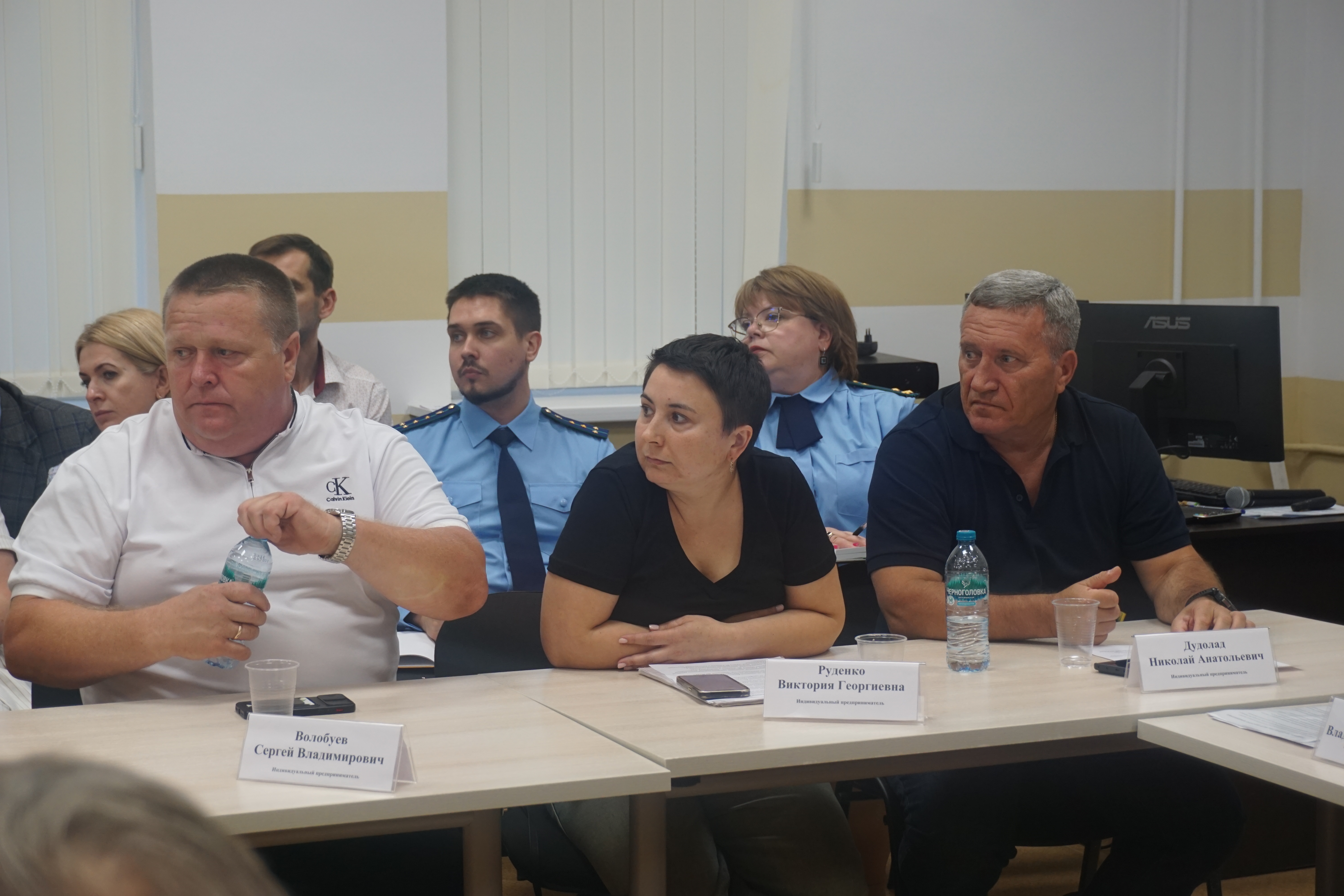 На встрече с врио губернатора Курской области Александром Хинштейном обсудили меры поддержки пострадавших предпринимателей.